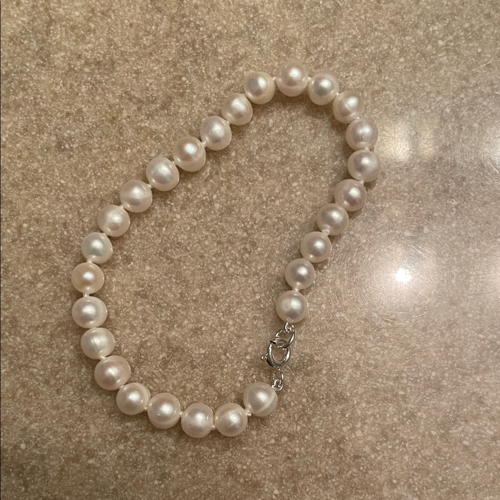 Elegant White Pearl bracelet